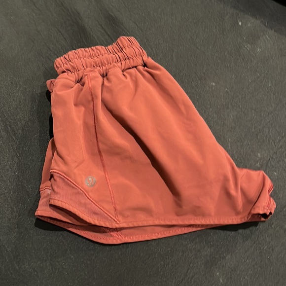 Lululemon Hotty hot shorts SIZE 2!!! - Picture 4 of 4